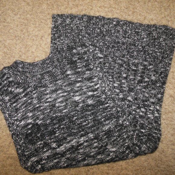 NWOT Express Small Black White Longer Back Tunic Sweater Sleeveless - Picture 1 of 3